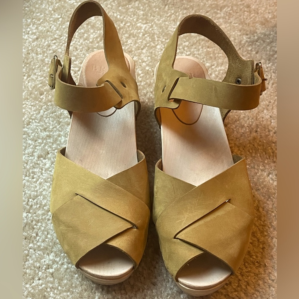 Bryr Emma crossover mid-heel clogs